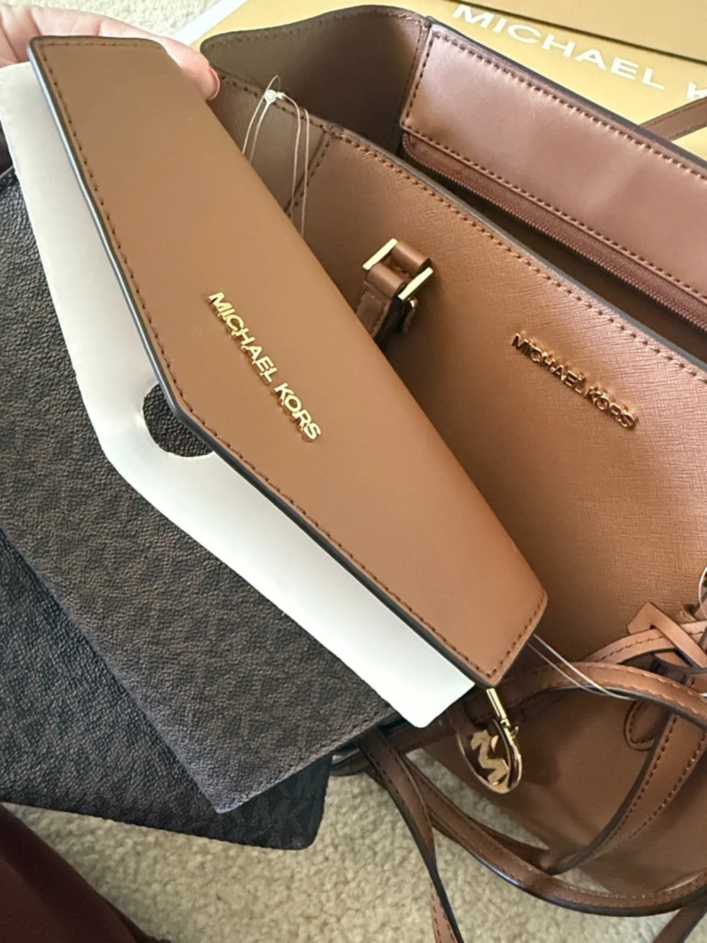 Michael Kors Totes Set Brand New Authentic 14x11
Pouches 9.5x6
Wallet 8x5 - Picture 6 of 9